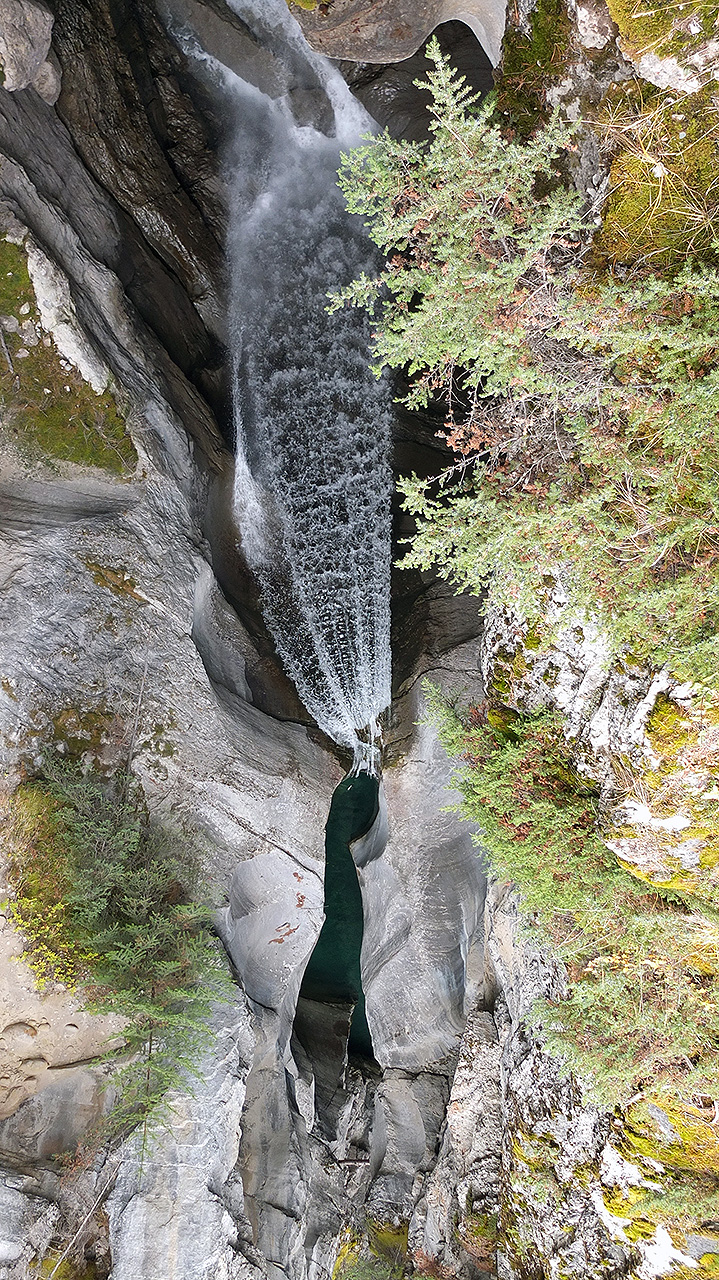 絶壁から流れる滝が凄いー。これが真冬になると全て凍って渓谷の底を歩けるアクティビティもあるらしい・・・。凄いぞカナダ。