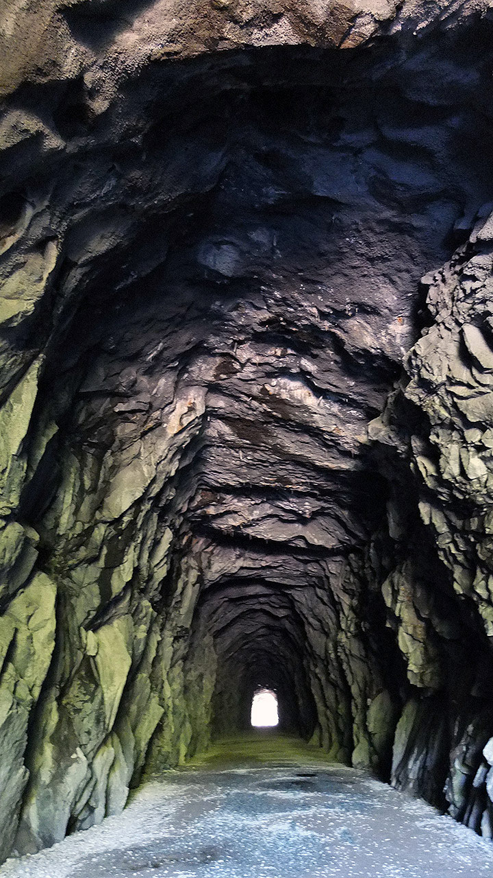 鍾乳洞っぽくなっていて、期待していなかったのに、なかなか良い雰囲気。この洞窟の中を昔は鉄道が走っていたんですねー。