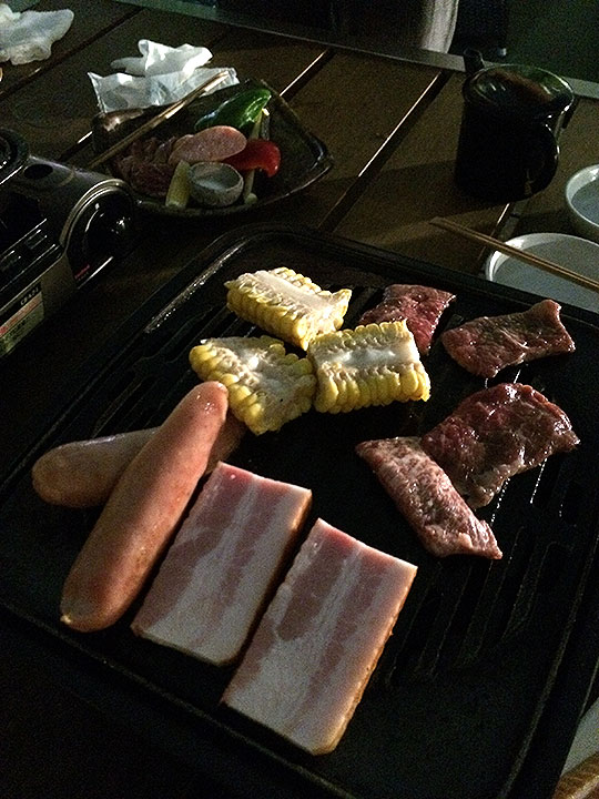 お肉と野菜をジュージューと焼いてる図。
