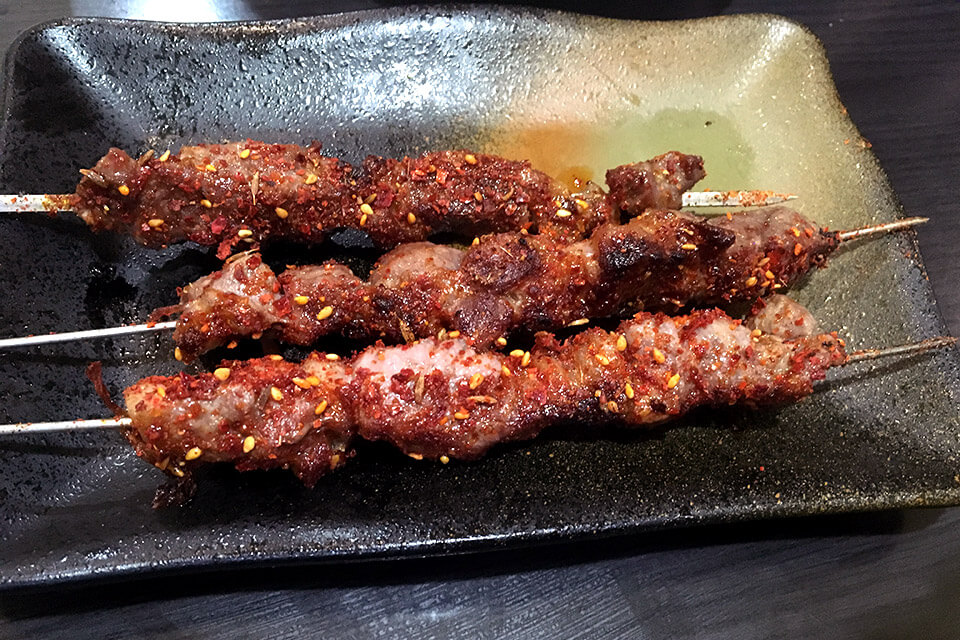 「羊肉串焼き」は中東系に近いようなスパイシーなお味で最高に美味い！