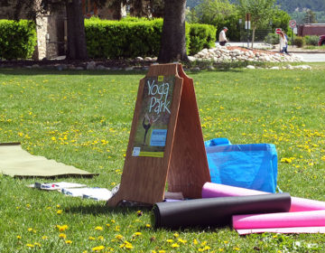 「Yoga Park」と書かれた看板。ヨガマットも貸してくれたりと、どうやらフリーで参加出来る模様。